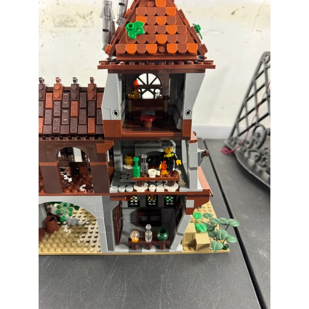 Jie Star Medieval Scholars Retreat and Alchemist Shop Building Set with 8 Mini